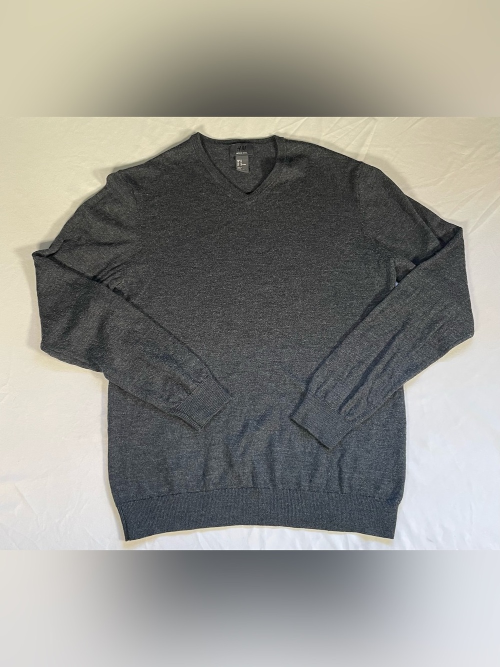 H&M Men’s 100% Merino Wool V-Neck Sweater Charcoal Grey - Size Medium